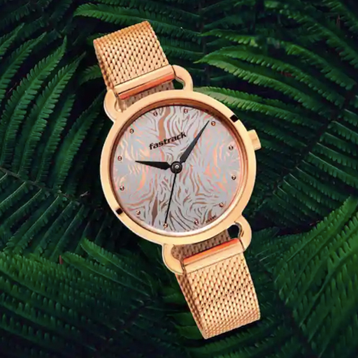 The exquisite rose gold color emanating from its stainless-steel strap enhances the watch's appearance.