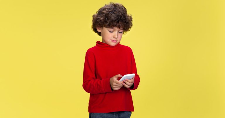 when-to-give-your-kid-a-cell-phone-expert-opinions