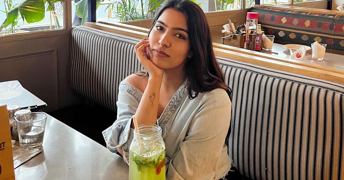 A picture of Shweta Kukreja sitting in a cafe