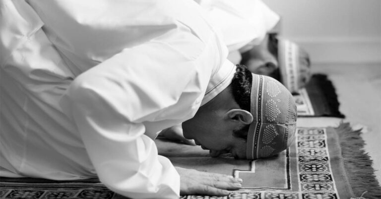 A picture of two muslim men offering Salah (Namaz)