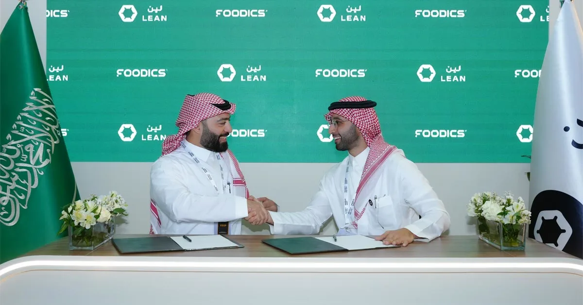 Ahmad Al-Zaini, CEO of Foodics, and Hisham Al-Falih, CEO of Lean Technologies, signing fintech partnership to empower Saudi restaurants at Money20/20 Middle East 2025.