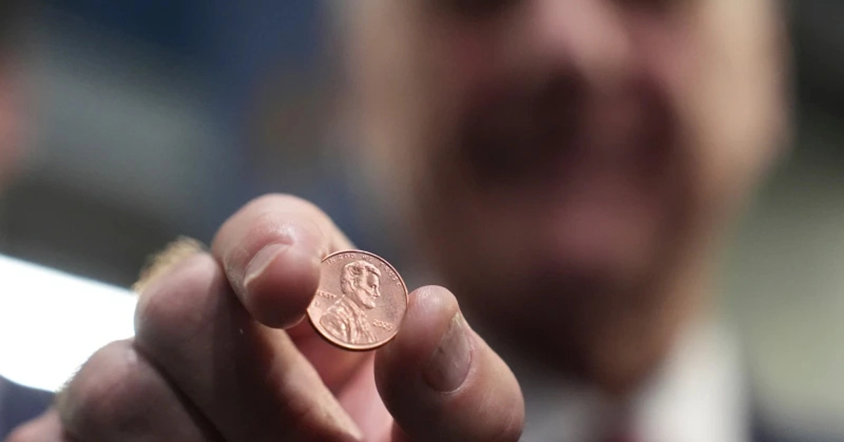 Hand holding a U.S. one-cent penny, representing the last penny minted at the U.S. Mint in 2025