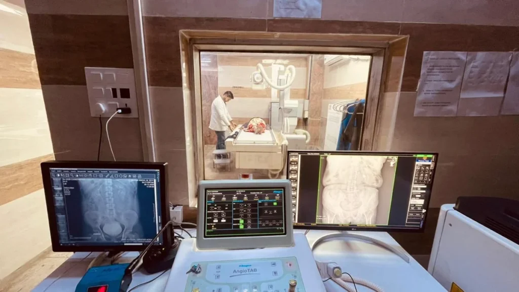 Illustration showing how Easiofy’s ImagiXAI automates contouring tasks in radiation oncology workflows.